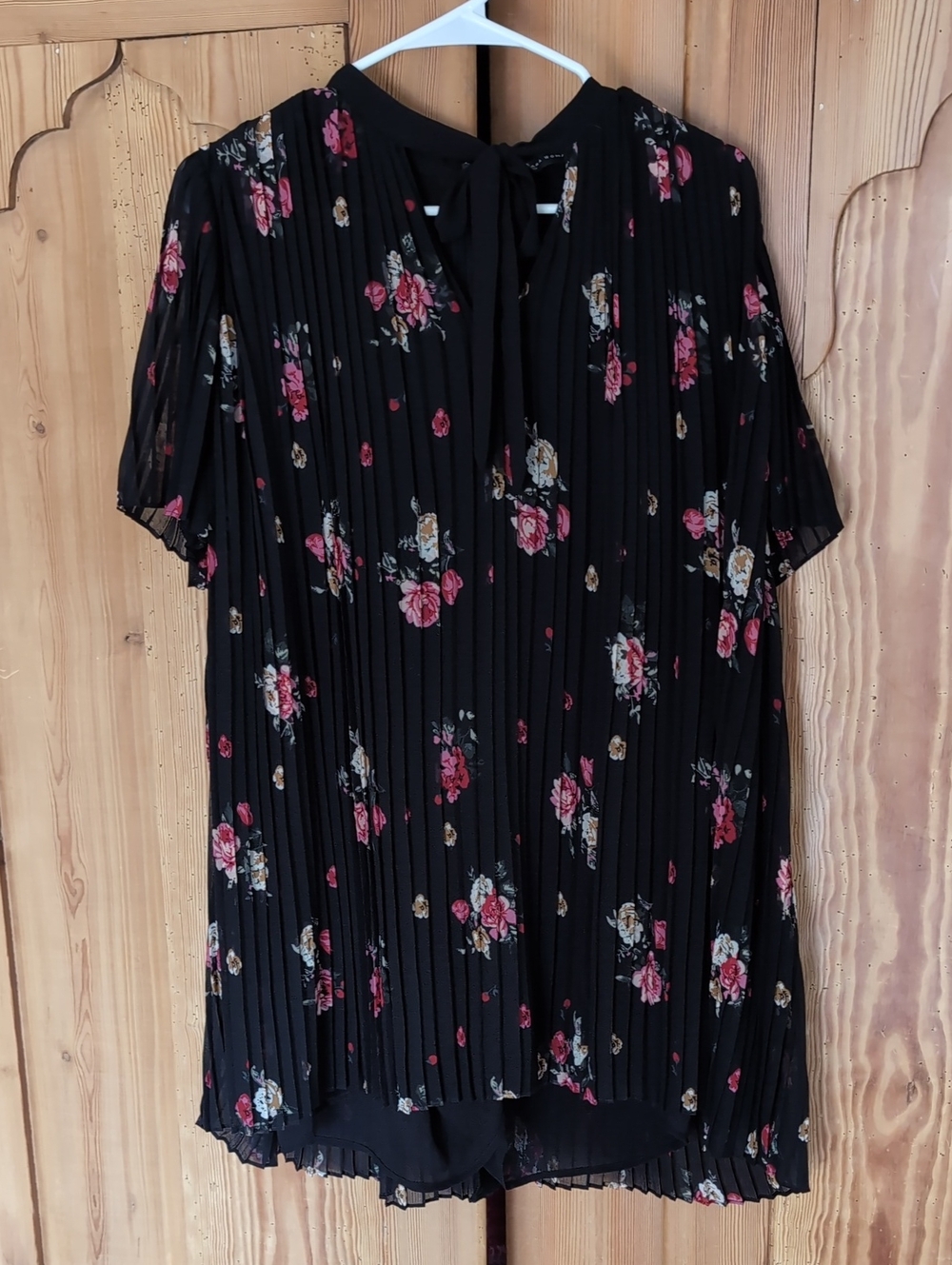 Zara Black Pleated Short-Sleeve Floral Tie-Neck Blouse